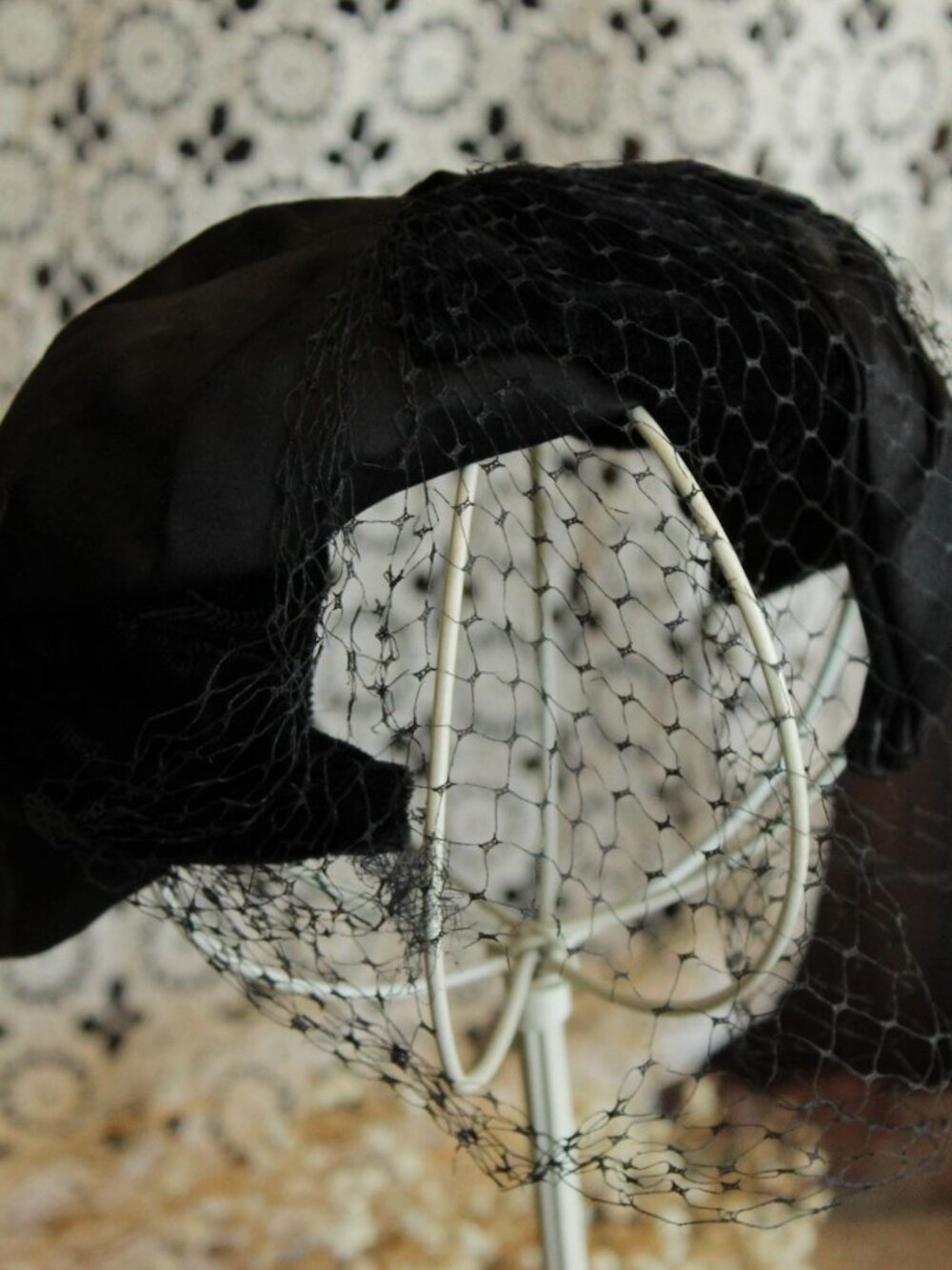 Vintage 1950s Hat, Black Satin and Velvet Curvette Fascinator With Birdcage Veil - Picture 2 of 14